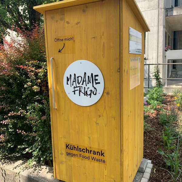 Madame Frigo in Burgdorf. 
Ein erster öffentlicher Kühlschrank gegen Foodwaste steht in Burgdorf nun im Gsteig Quartier....
